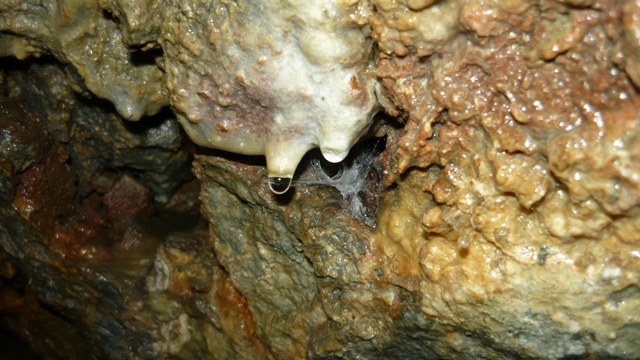 Výzdoba pred vstupom do jaskyne